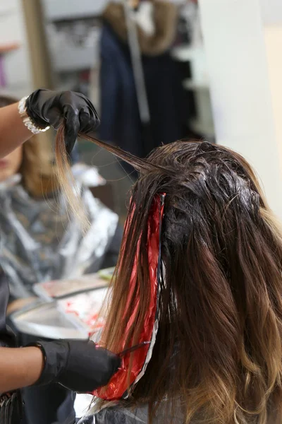 Salão Cabeleireiro Mulher Durante Corte Cabelo — Fotografia de Stock