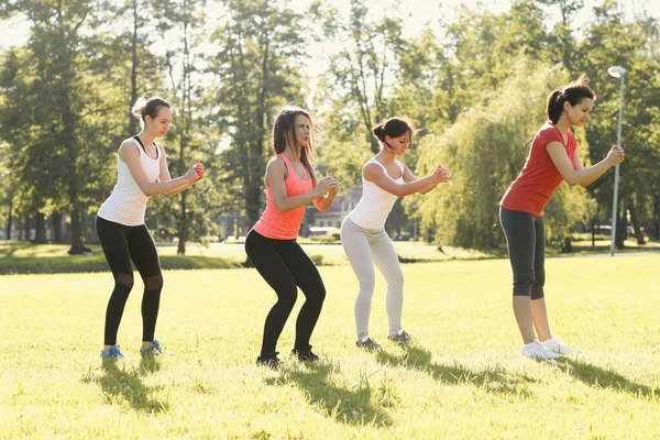 Desporto Mulheres Exercitam Parque — Fotografia de Stock