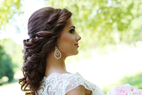 Junge Schöne Braut Posiert Park Mit Blumenstrauß — Stockfoto