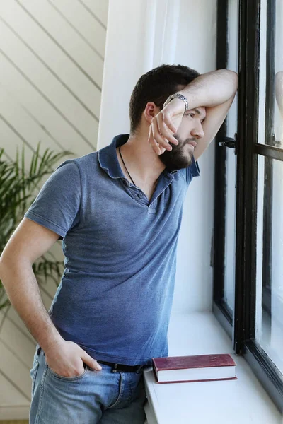 Knappe Jongeman Met Baard Poseren Keuken — Stockfoto