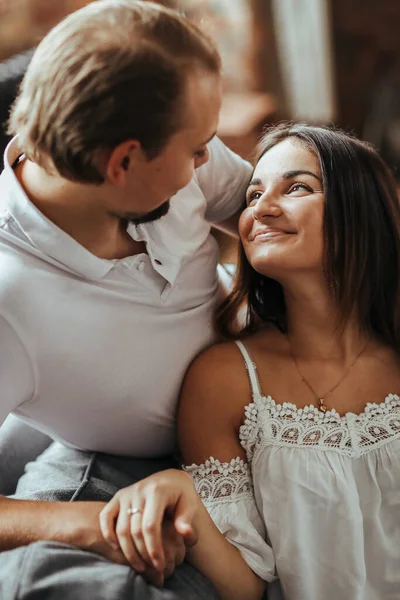 Porträt Eines Schönen Und Liebenswerten Paares Das Sich Hause Entspannt — Stockfoto