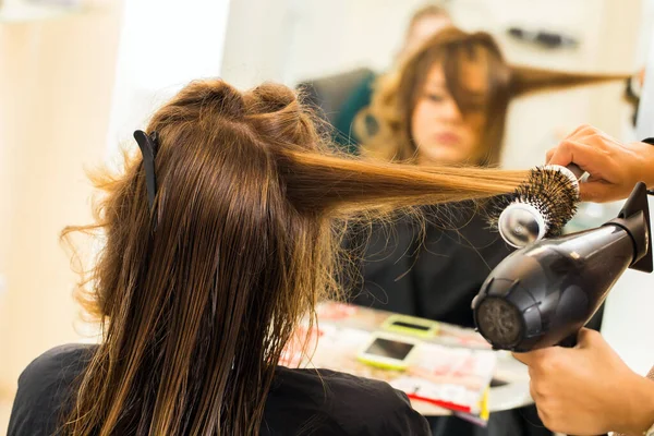 Salão Cabeleireiro Menina Bonita Com Novo Penteado — Fotografia de Stock