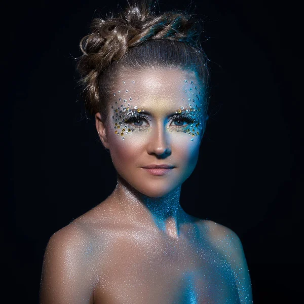 Sanatsal makyajlı güzel bir kız.