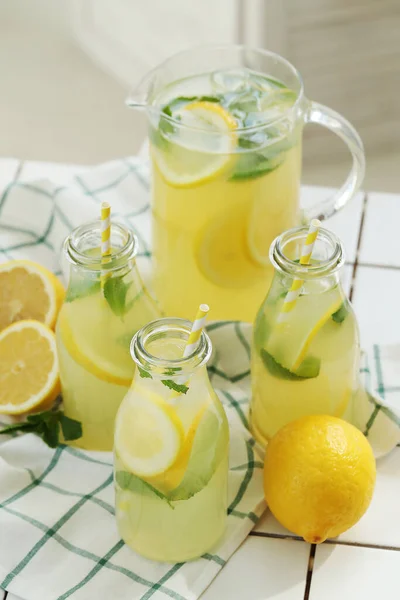 Limonada Bebida Refrescante Mesa — Fotografia de Stock