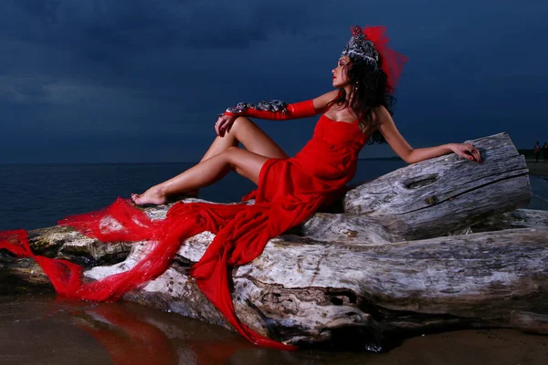 Κομψή Όμορφη Γυναίκα Στέμμα Και Κόκκινο Φόρεμα Που Θέτουν Στην — Φωτογραφία Αρχείου