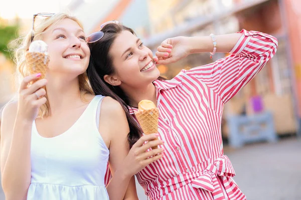 在户外吃冰淇淋的妇女 — 图库照片