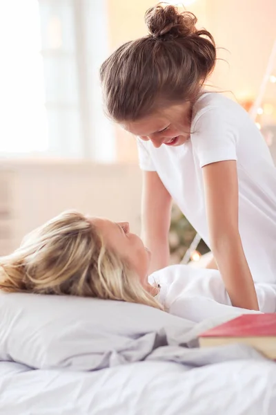 Família Mãe Com Filha Uma Cama — Fotografia de Stock