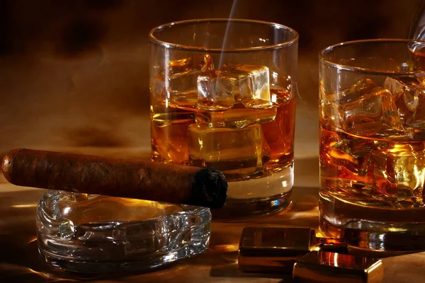 Whisky Frío Cigarro Contra Fondo Antiguo —  Fotos de Stock