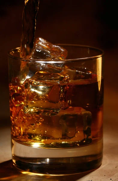 Whisky Frío Contra Fondo Antiguo —  Fotos de Stock
