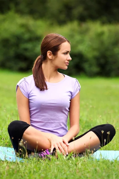 Young Woman Doing Fitness Exercises Park — Stock Photo, Image