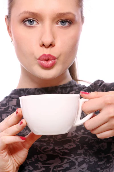 Junge Frau Mit Einer Tasse Heißen Kaffees Vor Weißem Hintergrund — Stockfoto