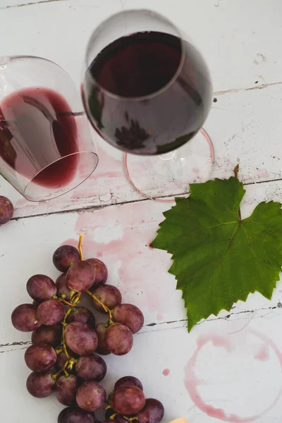 Glas Rött Vin Med Druvor Ett Träbord — Stockfoto