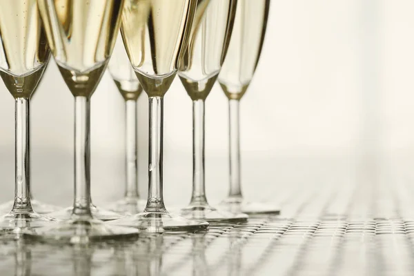 Firande Ett Glas Champagne Bordet — Stockfoto