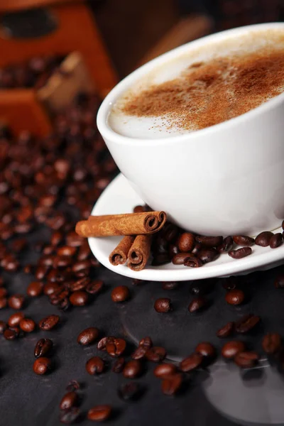 Tasse Café Sur Table Avec Des Grains Autour — Photo