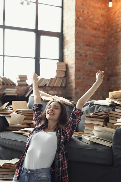 Edukacja Książki Urocza Kobieta Bibliotece — Zdjęcie stockowe