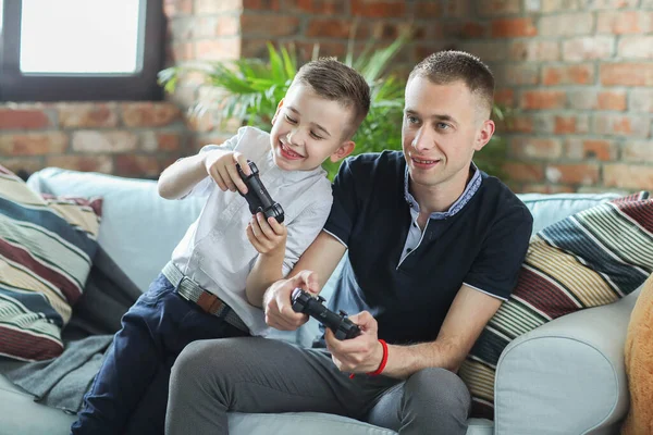 Papa Mit Seinem Sohn Hause — Stockfoto