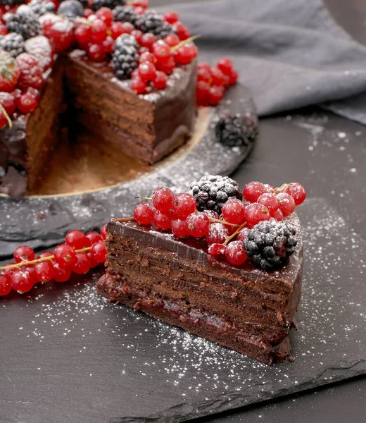 Süßes Essen Köstlicher Schokoladenkuchen Mit Beeren Obendrauf — Stockfoto
