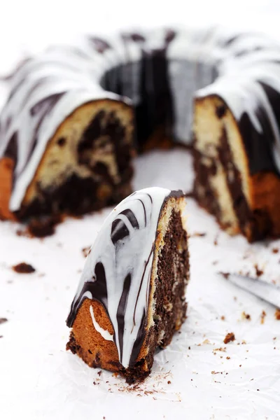 Lezzetli, yuvarlak pasta masada.