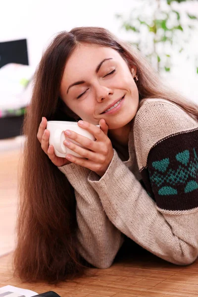 Close Bonito Atraente Jovem Mulher Ter Quente Partir Xícara Chá — Fotografia de Stock