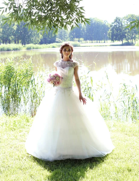 Parktaki güzel genç gelinin portresi.