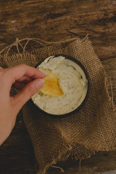 Leckere Kartoffelchips Auf Dem Holztisch — Stockfoto