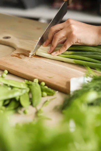 Főzök Séf Zöldségeket Vág Konyhában — Stock Fotó