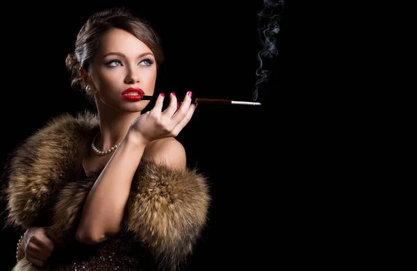 ヴィンテージ レトロ タバコを吸う豪華な女性 — ストック写真