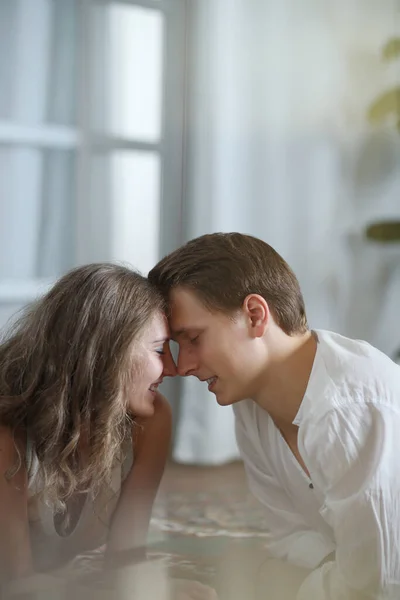 Relacionamento Casal Bonito Casa — Fotografia de Stock