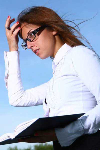 Eine Schöne Junge Frau Studiert Park — Stockfoto