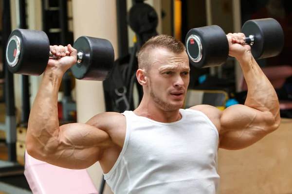 Fitness Musculación Hombre Poderoso Durante Entrenamiento — Foto de Stock