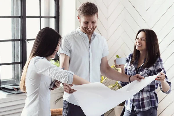 birlikte modern ofisinde çalışan genç iş adamları