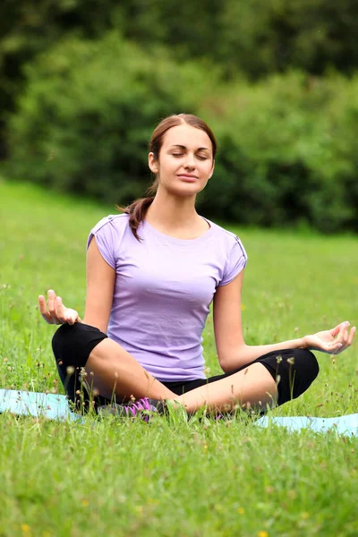 Young Woman Doing Fitness Exercises Park — Stock Photo, Image