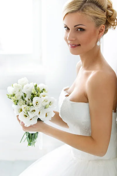 Bruiloft Aantrekkelijke Bruid Met Brede Glimlach — Stockfoto