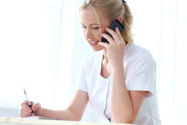 Profesional Hermoso Cosmetólogo Con Teléfono Móvil — Foto de Stock