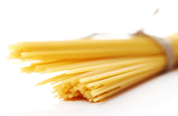 Nahaufnahme Von Ungekochten Spaghetti Vor Weißem Hintergrund — Stockfoto