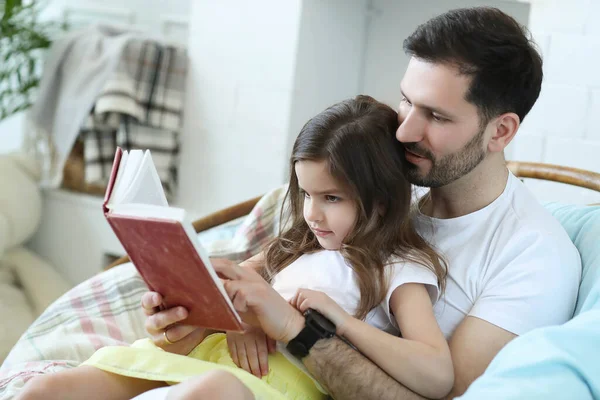 Aile Babası Kızı Evde — Stok fotoğraf