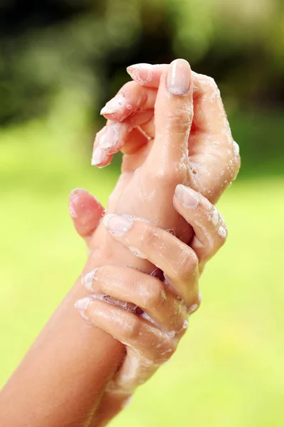 Mulher Lavando Suas Belas Mãos — Fotografia de Stock