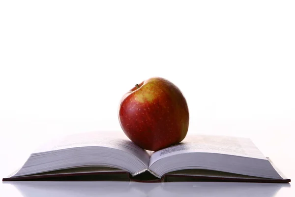 Red Apple Liggen Het Geopende Boek — Stockfoto