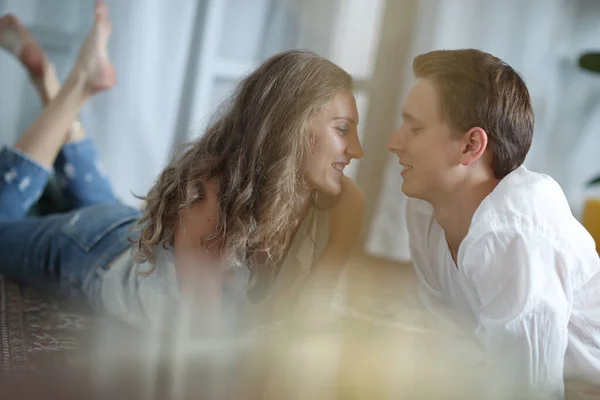 Relacionamento Casal Bonito Casa — Fotografia de Stock