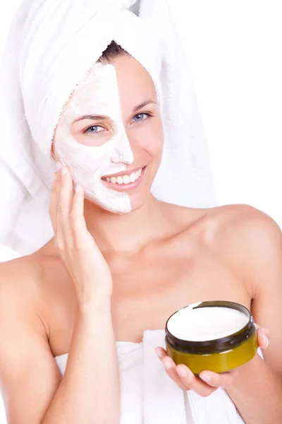 Belle Femme Serviette Avec Masque Facial Sur Fond Blanc — Photo