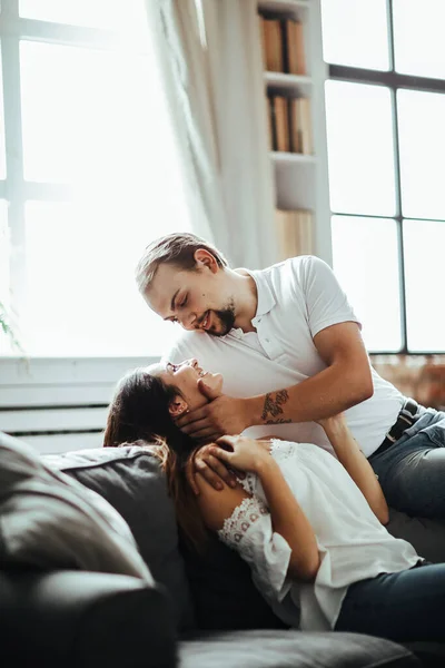 Porträt Eines Schönen Und Liebenswerten Paares Das Sich Hause Entspannt — Stockfoto