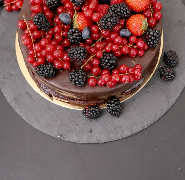 Comida Doce Bolo Chocolate Delicioso Com Bagas Cima — Fotografia de Stock