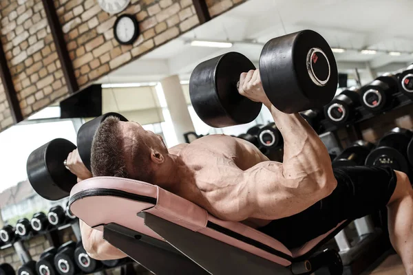 Fitness Musculación Hombre Poderoso Durante Entrenamiento — Foto de Stock