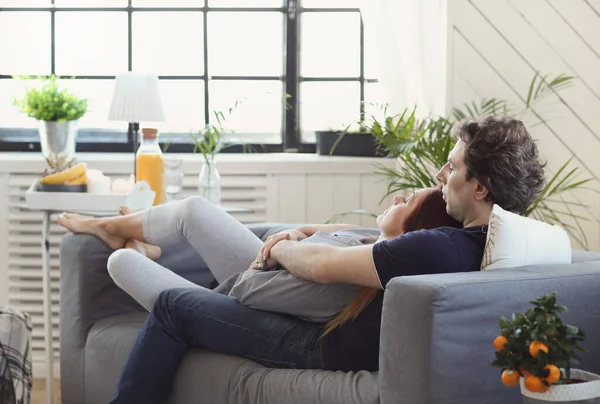 Schönes Junges Paar Genießt Zusammen Hause — Stockfoto