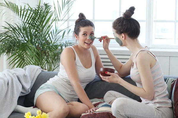 Mooie Jonge Vrouwen Ontspannen Spa Salon — Stockfoto