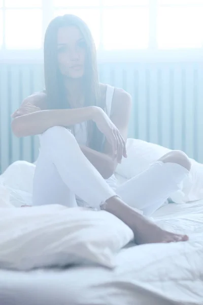 Femme Dans Chambre Pleine Fumée — Photo