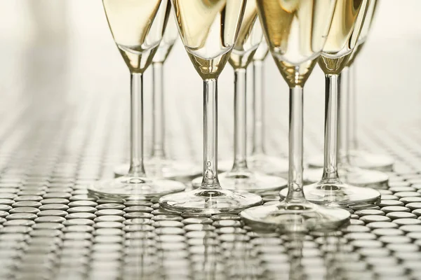 Firande Ett Glas Champagne Bordet — Stockfoto