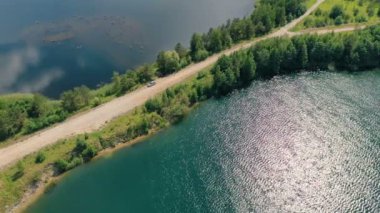 Nehir ve yeşil ormanın havadan görünüşü. 