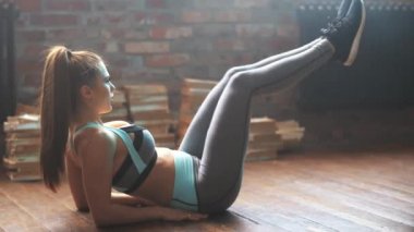 Spor ve yaşam tarzı. Kadın evde fitness seansı yapıyor.