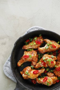 Yemek ve yemek. Kızarmış tavuk bacağı.